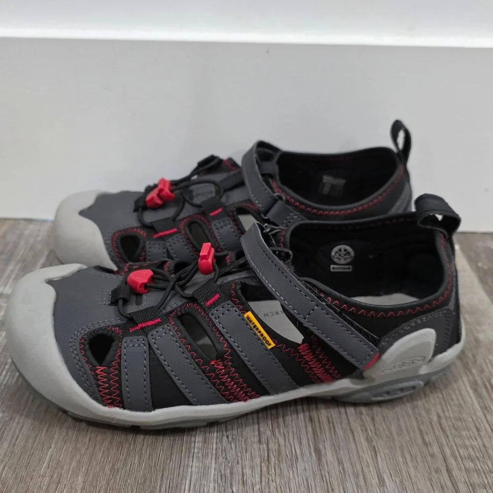 KEEN Boys Knotch Creek Sandals Size 6 Gray Red Hiking Water Shoes Closed Toe